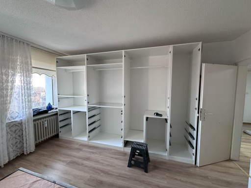 Montierter weißer PAX-Schrank