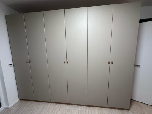 PAX-Schrank mit glatten weißen Türen