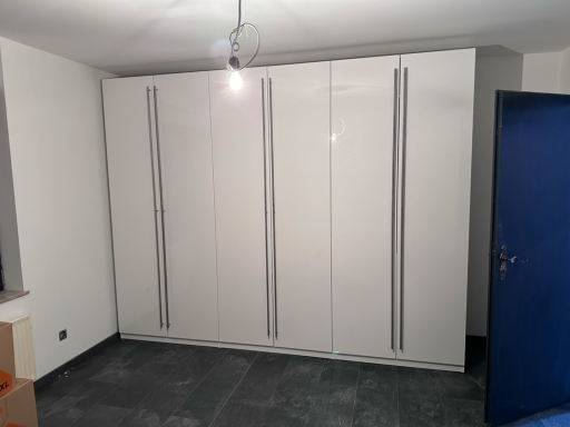 Offener PAX-Schrank mit Innenausstattung
