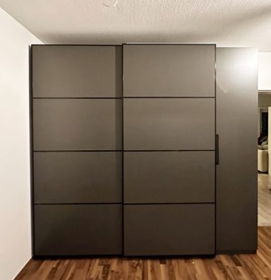 PAX-Schrank mit braunen Schiebetüren