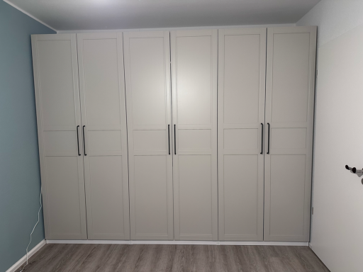 Weißer PAX-Schrank mit geschlossenen Türen